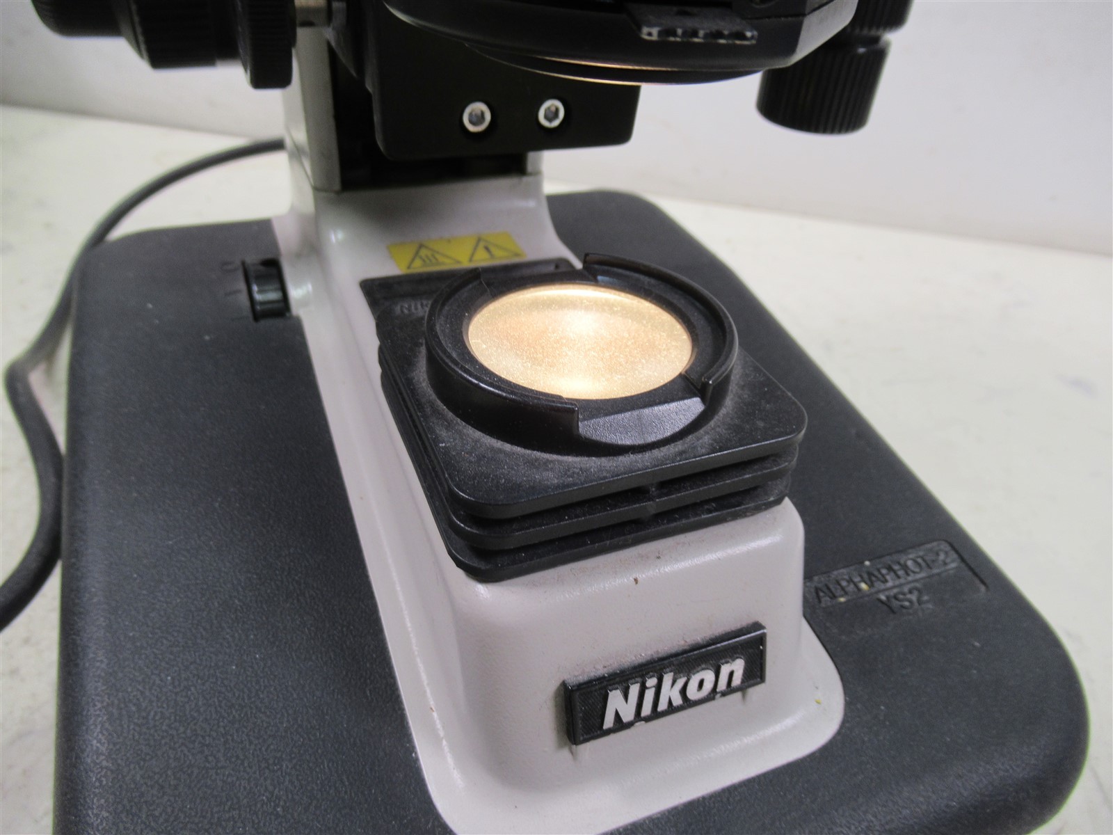 Nikon YS2-H Binocular Microscope with 4 Objectives & 2 Eyepieces & Light Source