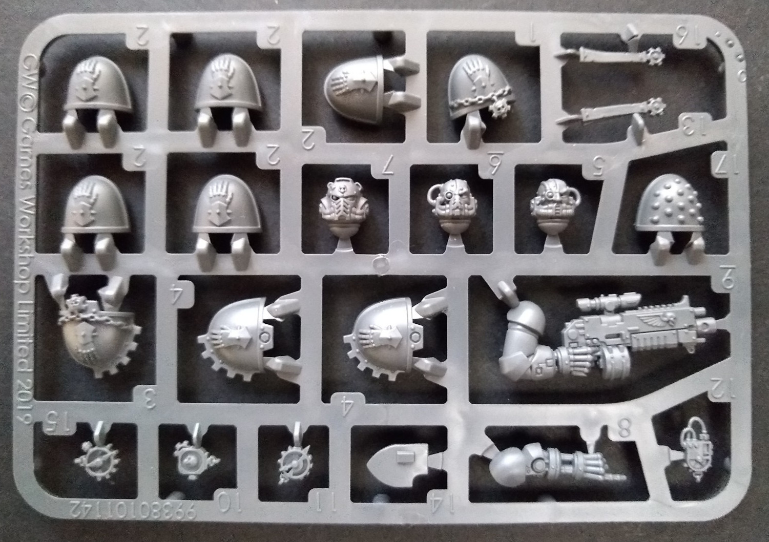 Warhammer 40k Space Marines Iron Hands Bionic Shoulder Pads Upgrade Sprue *NOS*