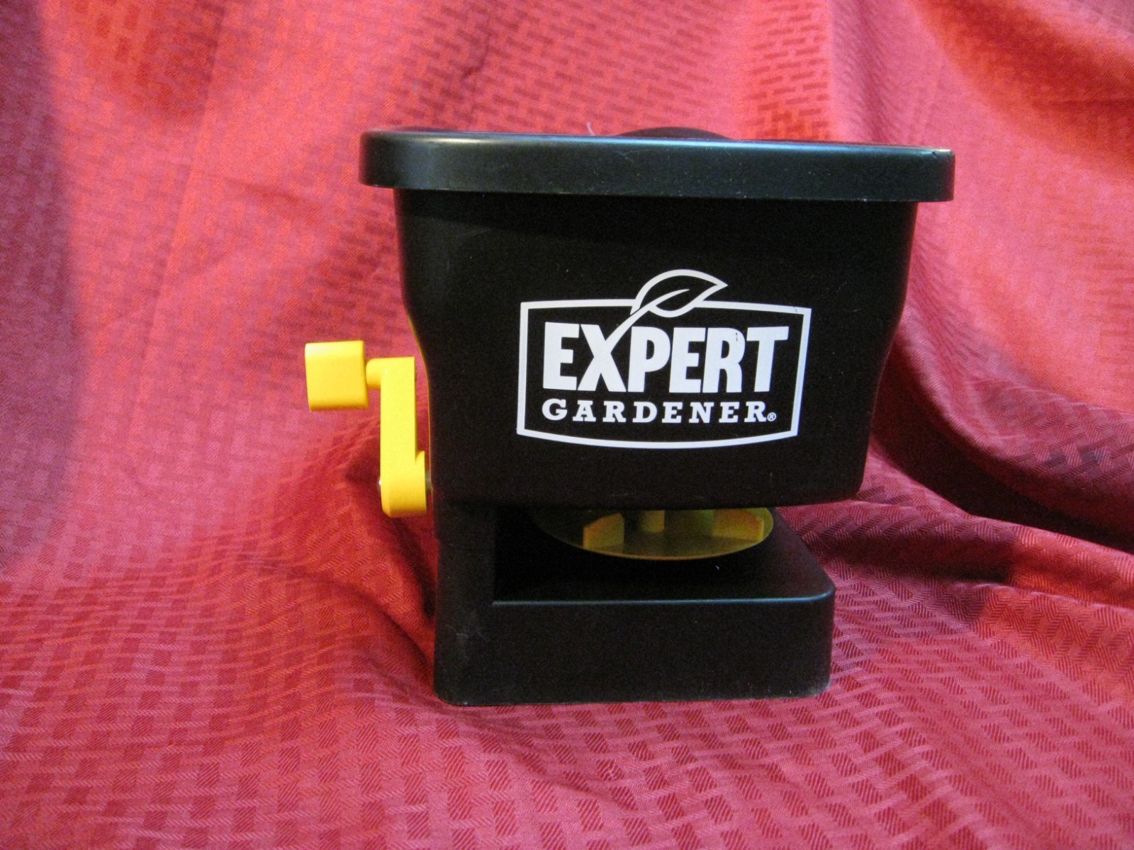 NEW Expert Gardener Handheld Spreader Black garden seed fertilizer salt ice melt