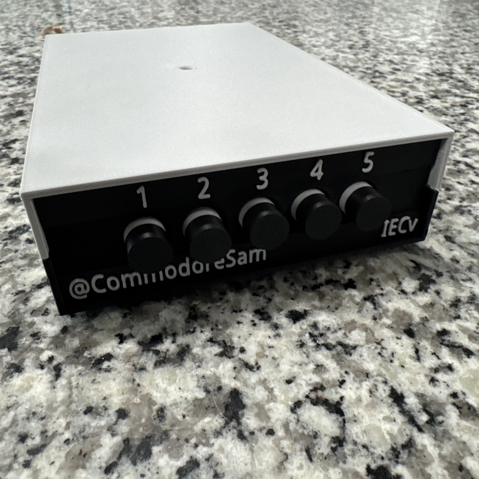 IEC Switch - Grey Top - Share drives For Commodore 64/128/Vic20/Mega65/OtterX