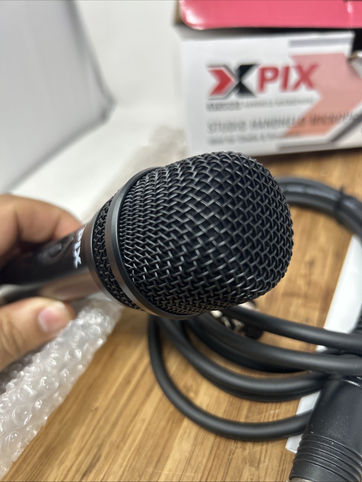 Dynamic Microphone Vocal Studio Handheld & Cable 60Hz to 15kHz XPIX