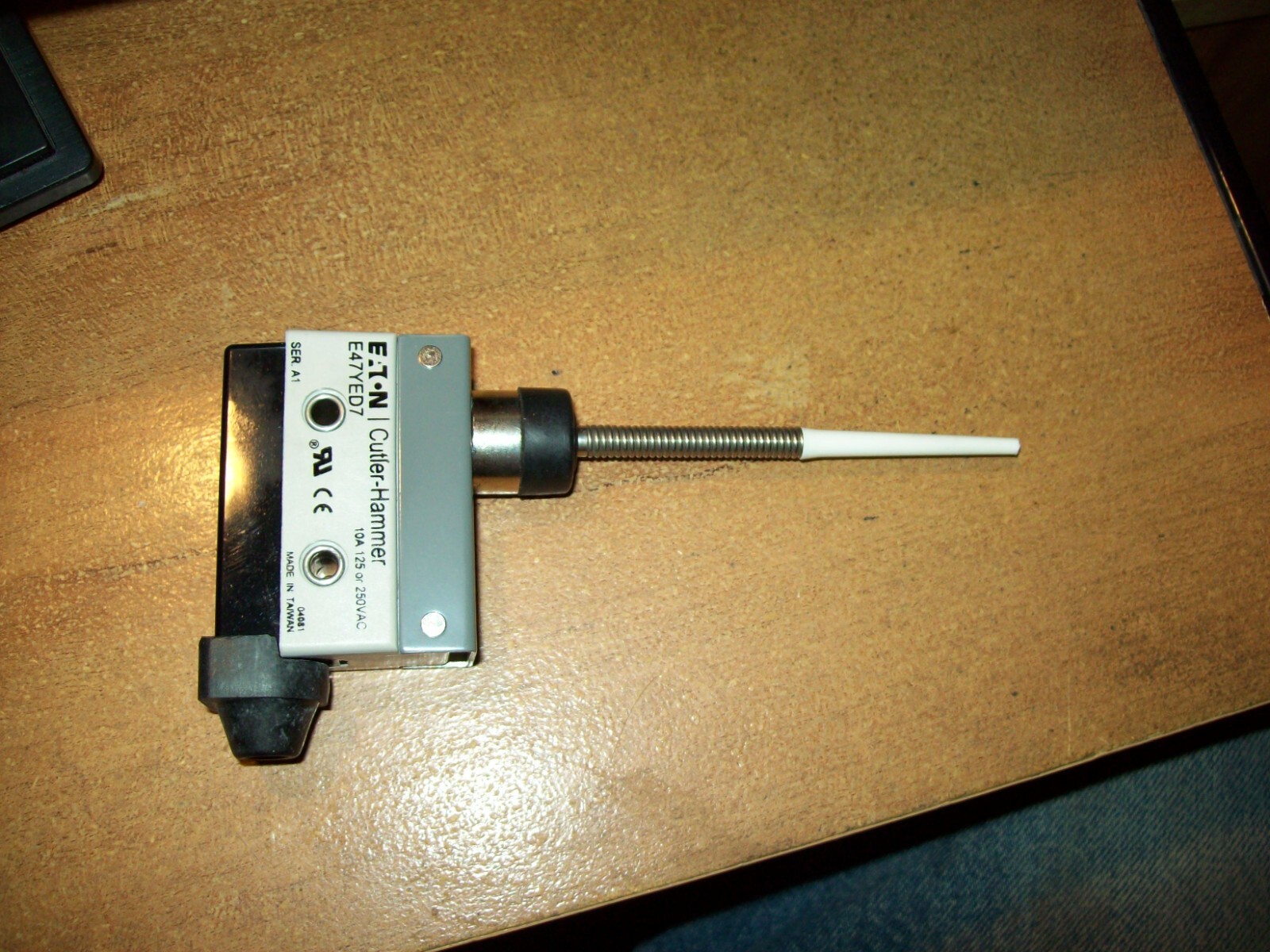 EATON E47YED7 WOBBLE LIMIT SWITCH 10 AMP 125-250 VAC  3717797C1