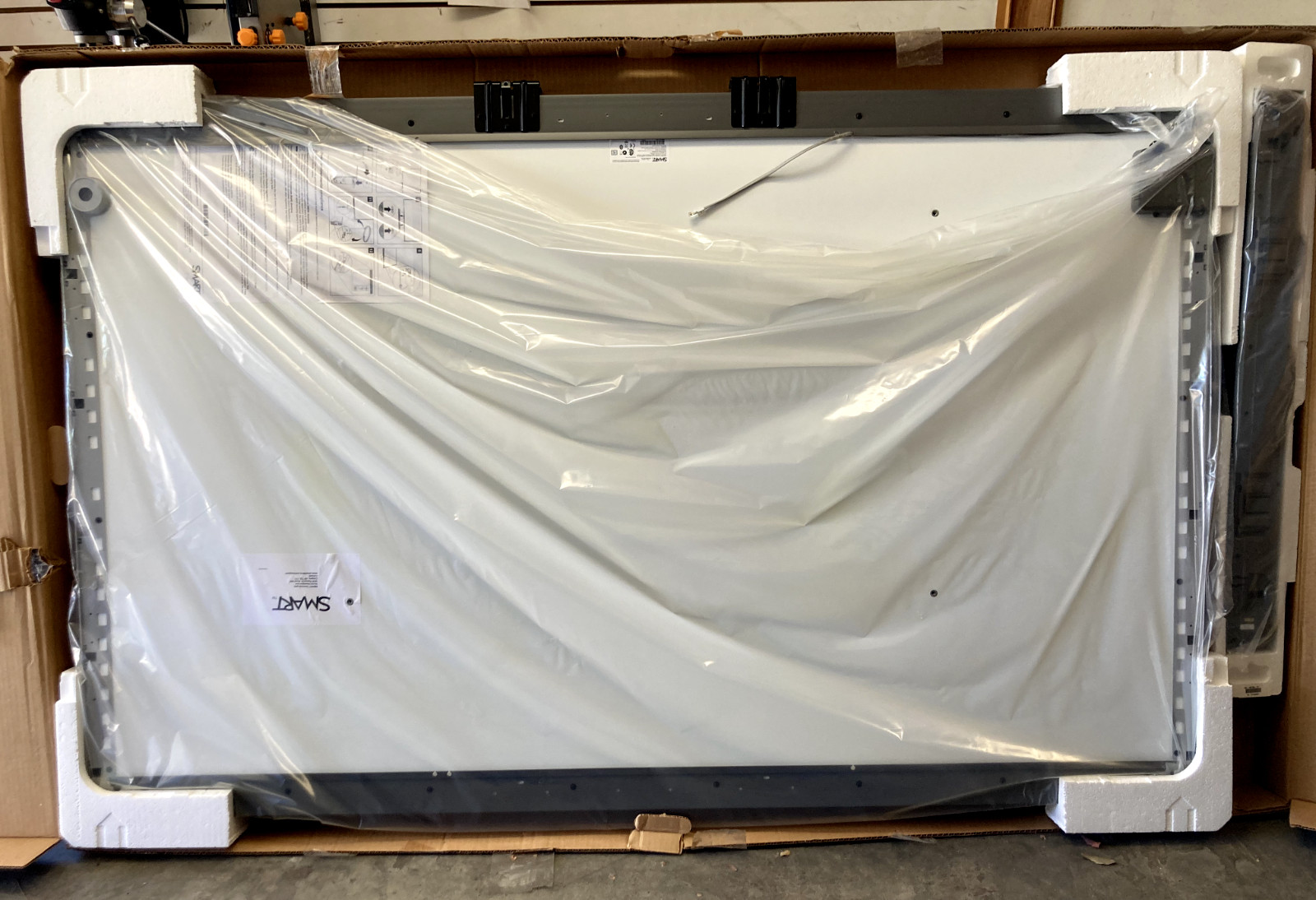 Smart Board 87" White Board SB685 w/ Accessories Open Box