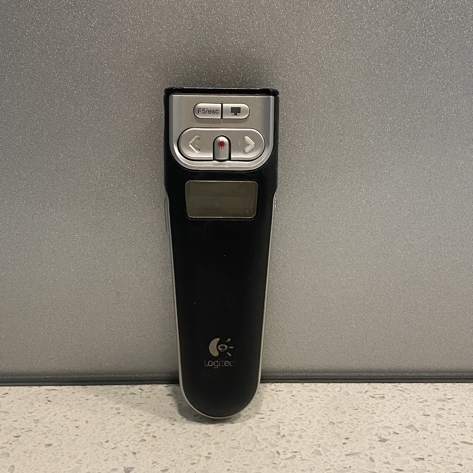 Logitech Cordless 2.4 GHz Presenter Laser Pointer R-R0001 timer, screen, USB-A