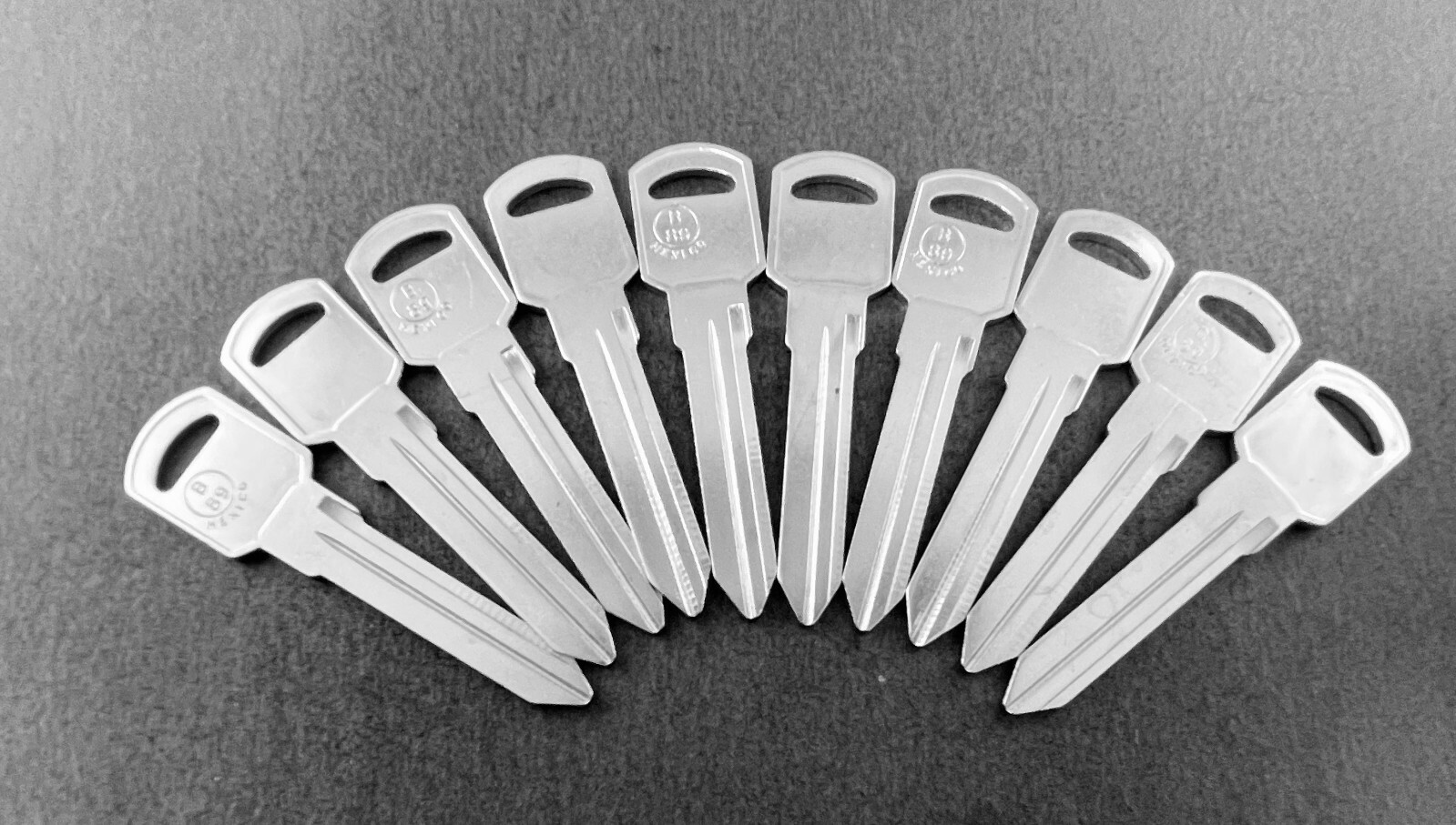 Lots of B89 P1107 GM-30 Type Key Blanks for GM