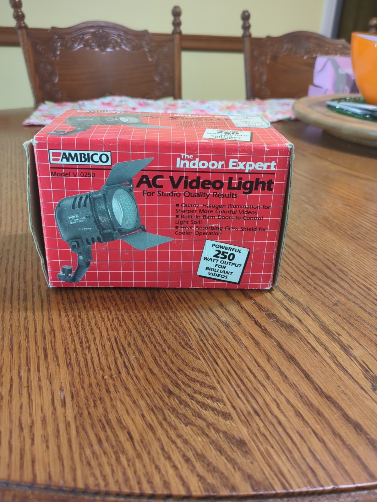 AMBICO MODEL V-0250 AC/DC VIDEO LIGHT IN BOX - One Owner