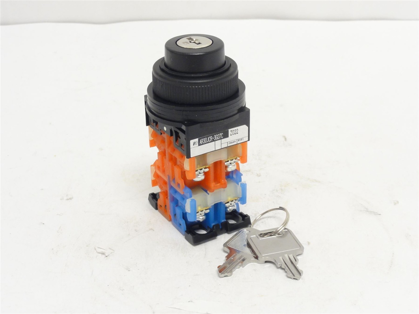 252774 New-No Box; Fuji AR30JCR-3G07CAZ022 Keyed Selector Switch; 10A; 600VAC