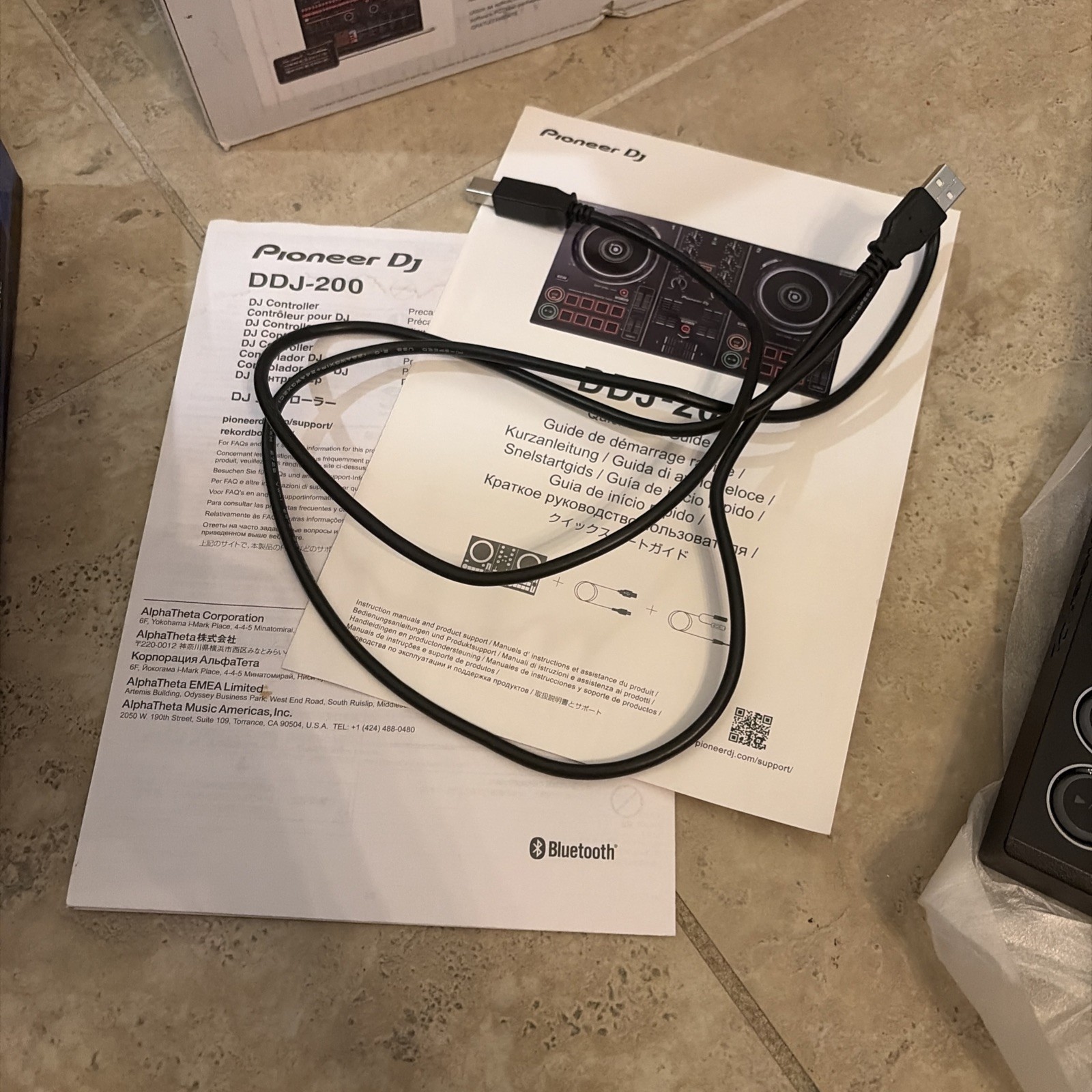 Pioneer DDJ-200 Smart DJ Controller & condenser microphone BRAND NEW!!!