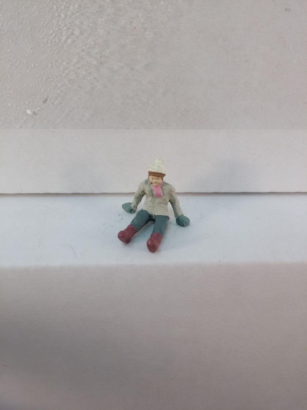 Arttista #1385 - Girl to Sit on Sled - O Scale Figure - Model Trains - NEW
