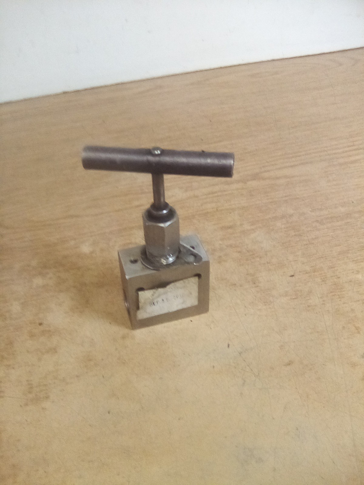 HIP 10-11AF4 2-Way 10,000 PSI Needle Valve