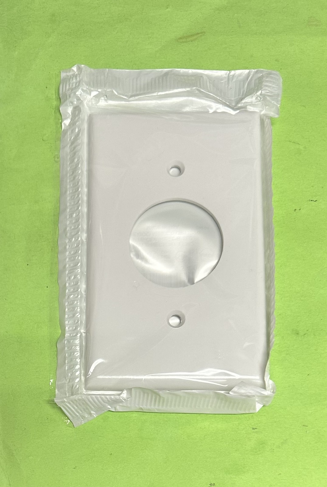 Leviton 88004 1-Gang White Single Receptacle Wall Plate Cover Box of 25