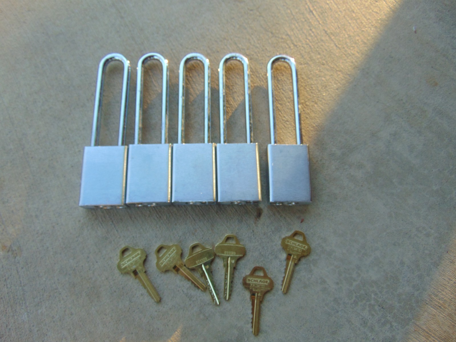 5 NEW PADLOCK WITH SCHLAGE PRIM AND 6 C135 PRIM KEYS LOCKSMITH
