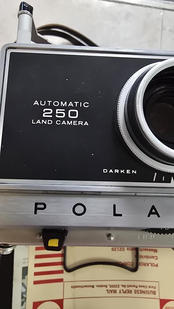 POLAROID AUTOMATIC 250 LAND CAMERA (APX023952)