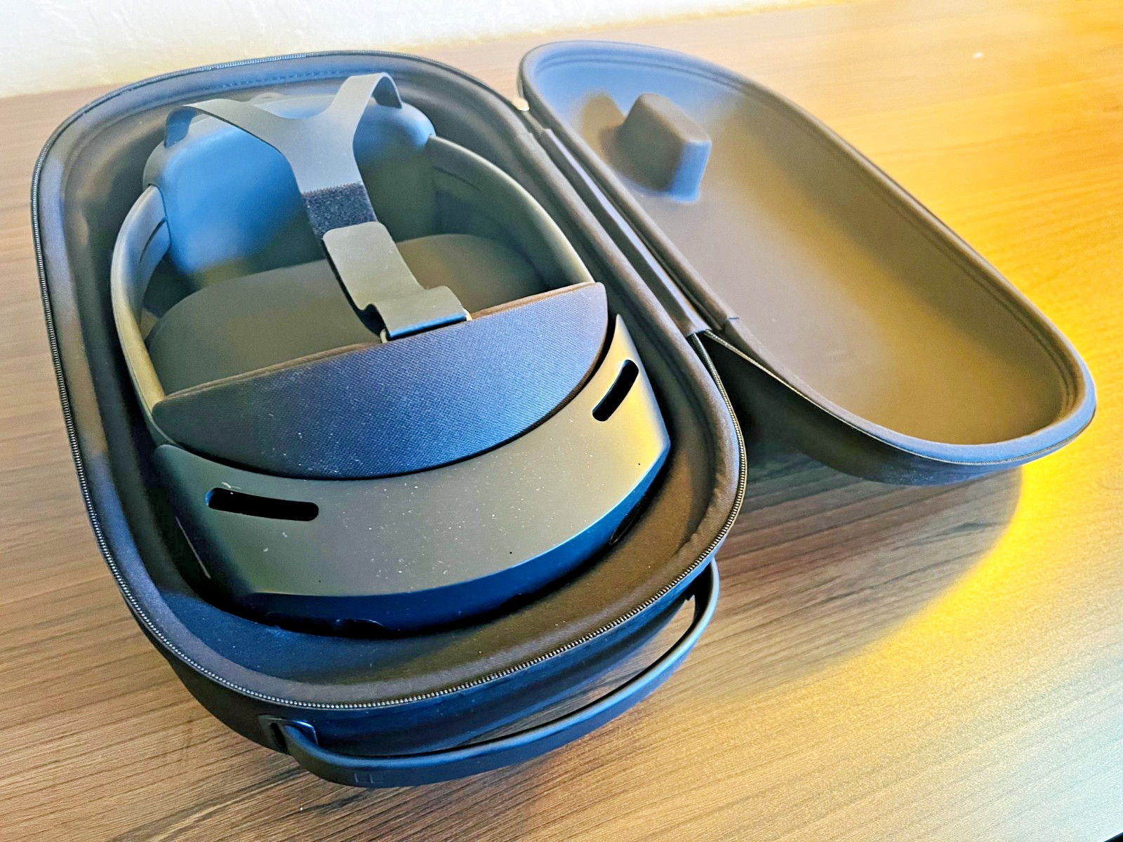 Microsoft HoloLens 2 - Good Condition - VR/AR Headset + Case & Charger