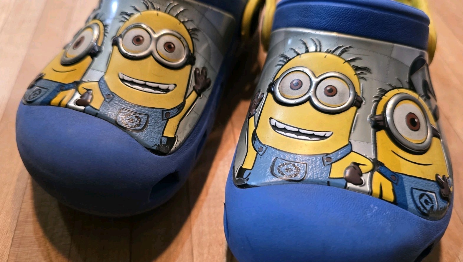 Crocs Minion Edition Toddler Blue Clogs Glow in the Dark Eyes Size 6/8
