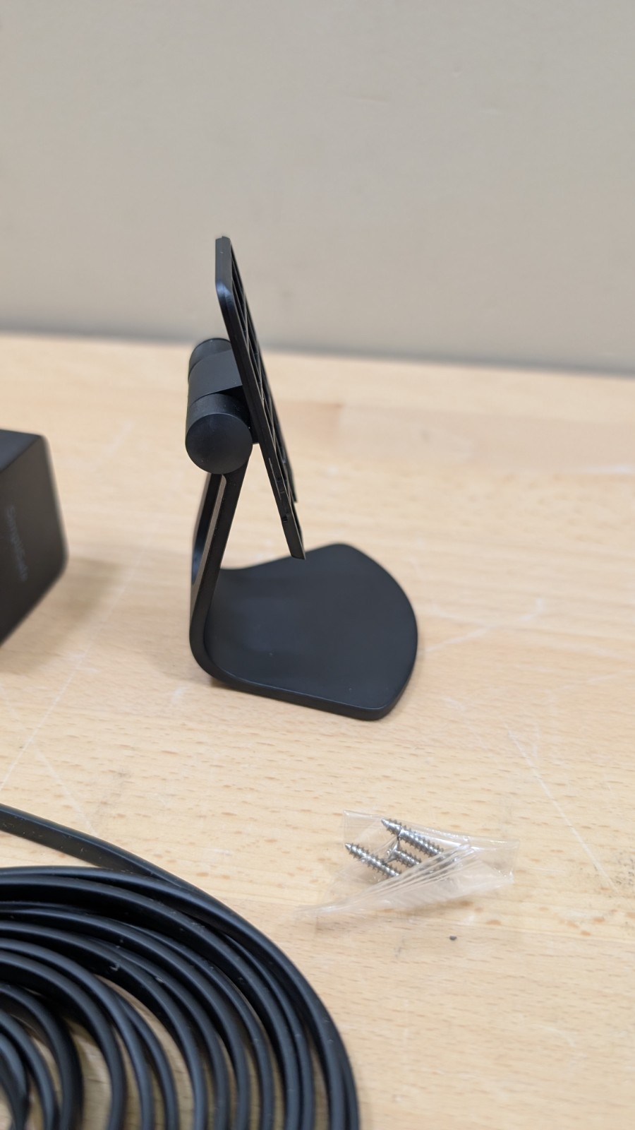 SimpliSafe SimpliCam SSCM2 Indoor Camera Stand & USB Power Cable - Black