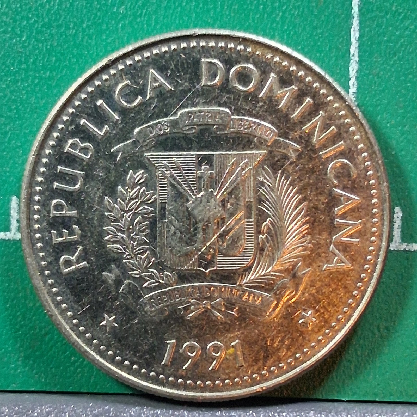 1991 Dominican Republic 25 Centavos Coat of Arms / Oxen Cart Coin