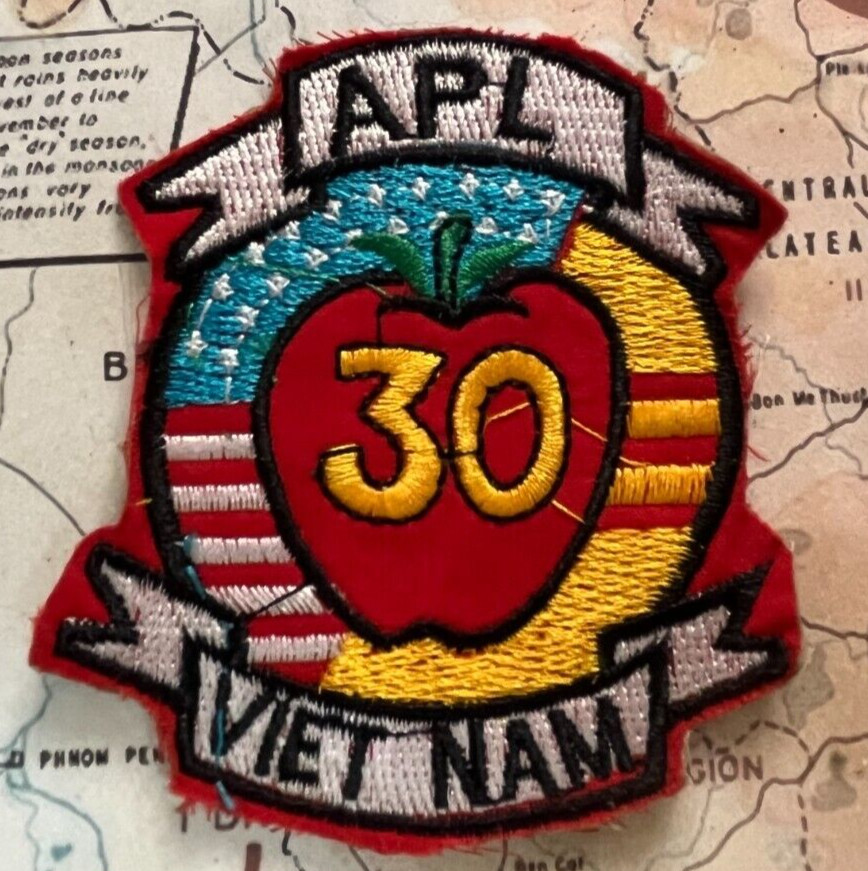 Patch , US Navy Barracks Ship APL-30 At NHA BE Vietnam War Patch , p1