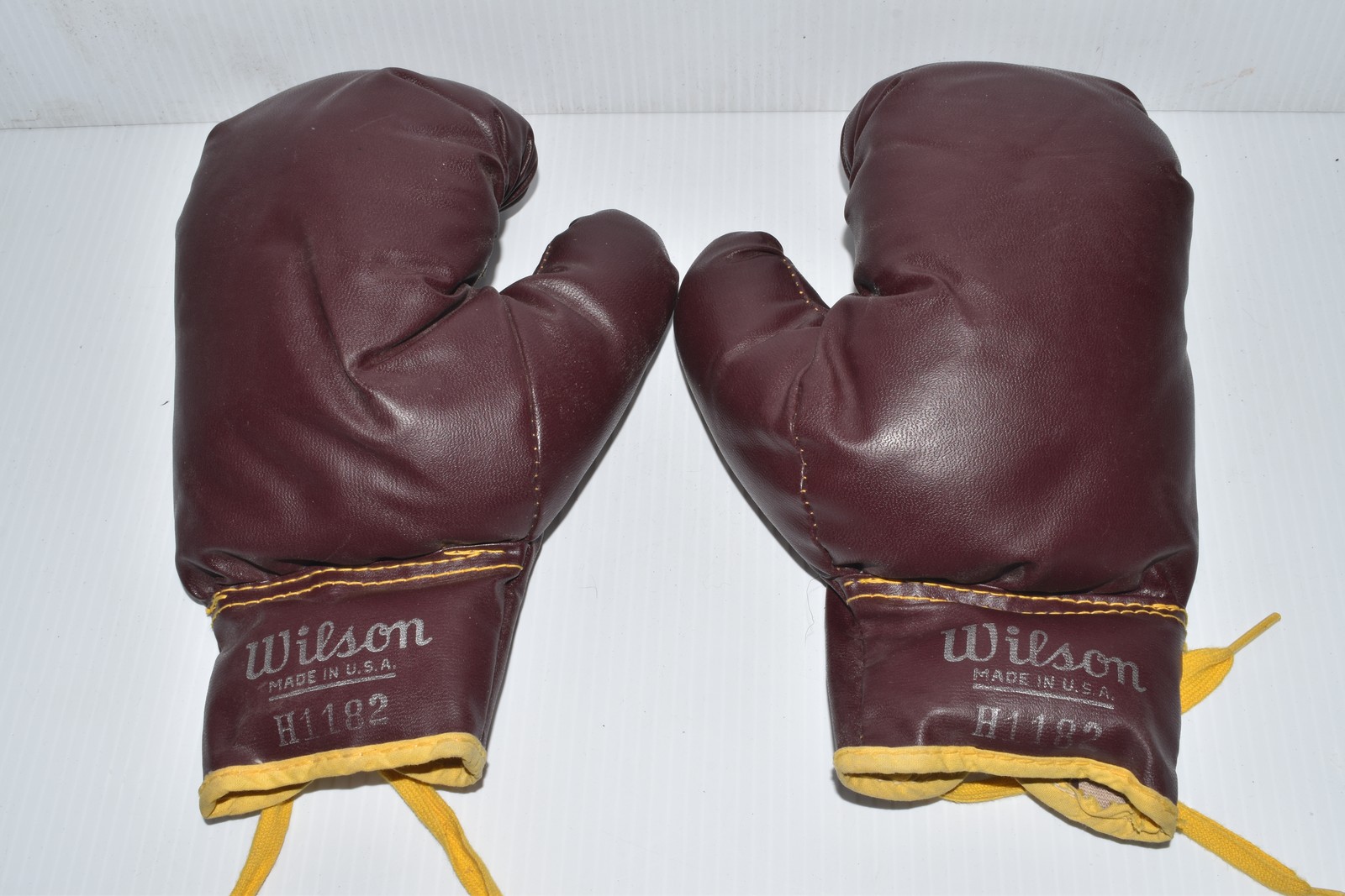 WILSON H1182 LEATHER LACE UP BROWN BOXING GLOVES -VTG 50'S 60'S?   (PXO77)