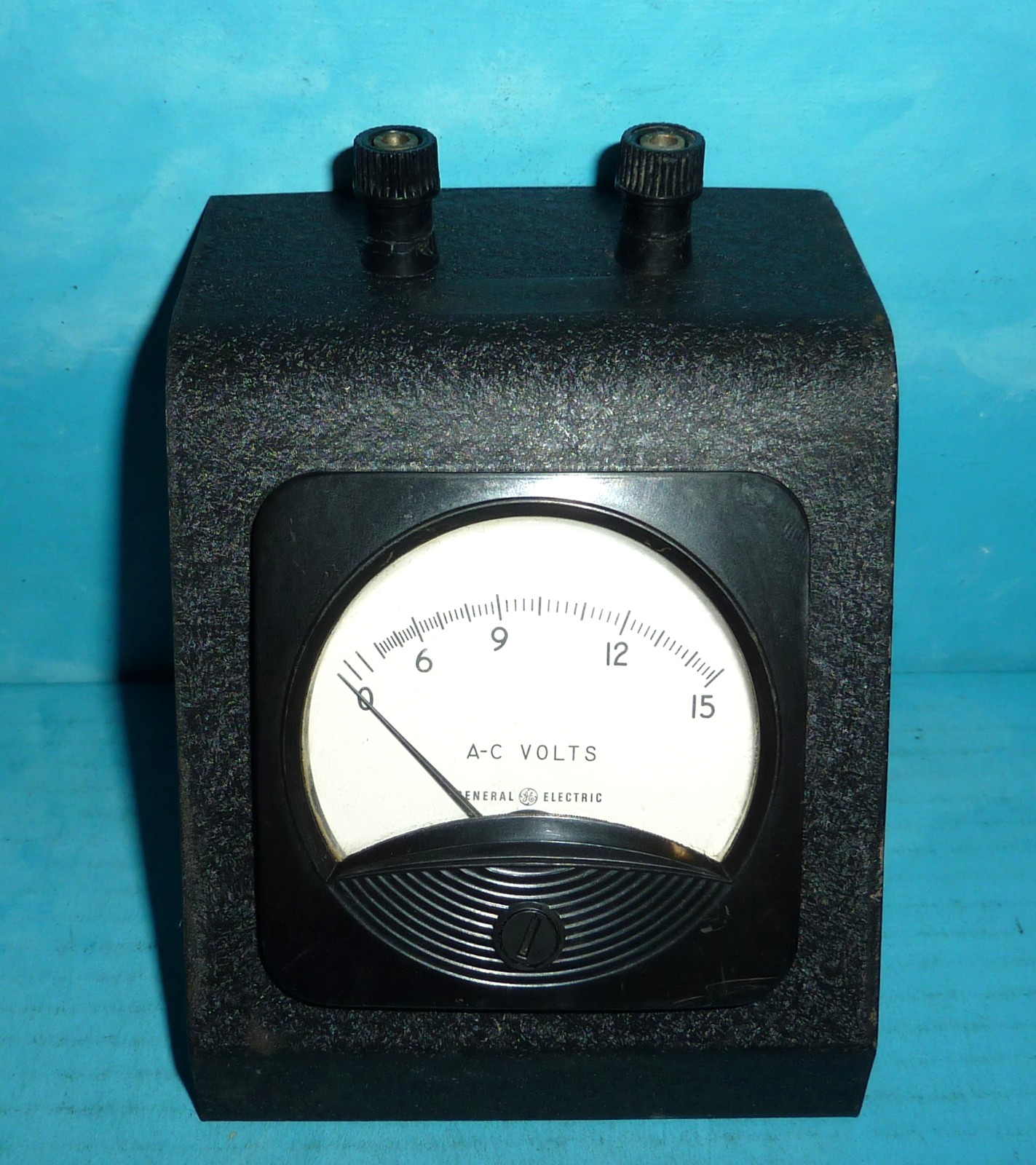 GE General Electric AC Voltmeter in Benchtop Enclosure 0-15VAC