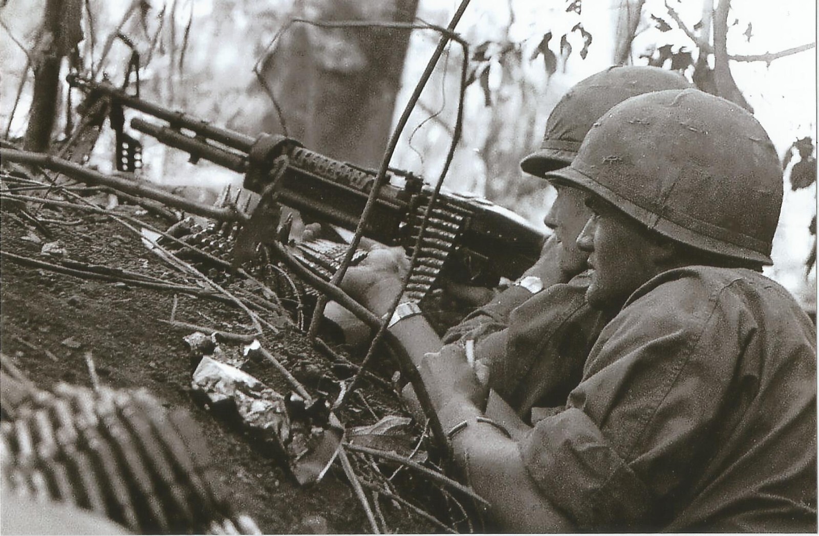 Vietnam  War  Photos --  US Soldier + Machine Gun