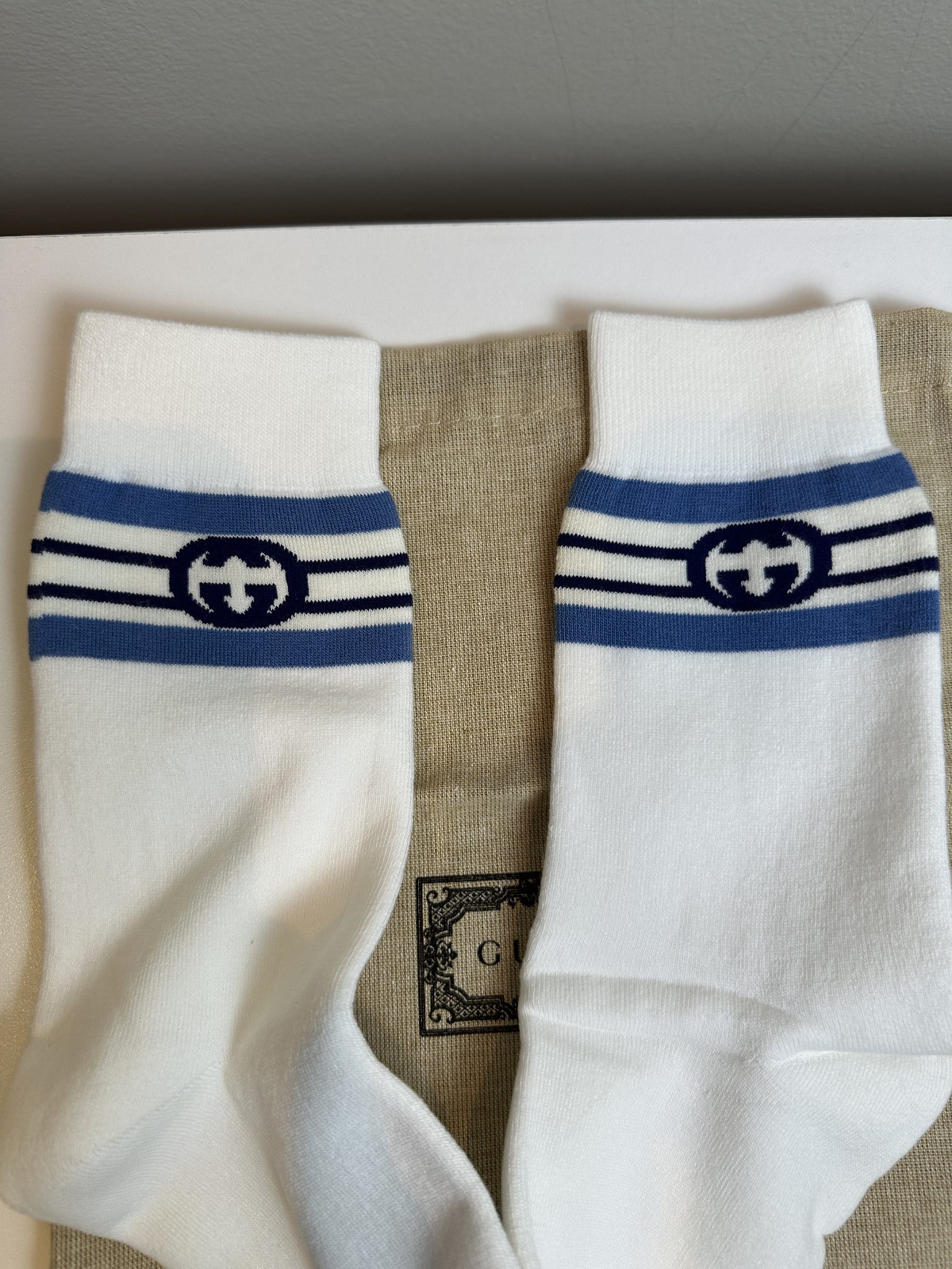NWT Authentic Gucci GG Logo Socks White Blue Size M