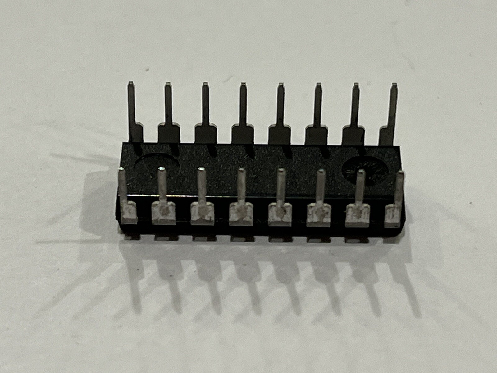 MOTOROLA MC908QY2CP 8-BIT, FLASH, 8MHz, MICROCONTROLLER, PDIP16