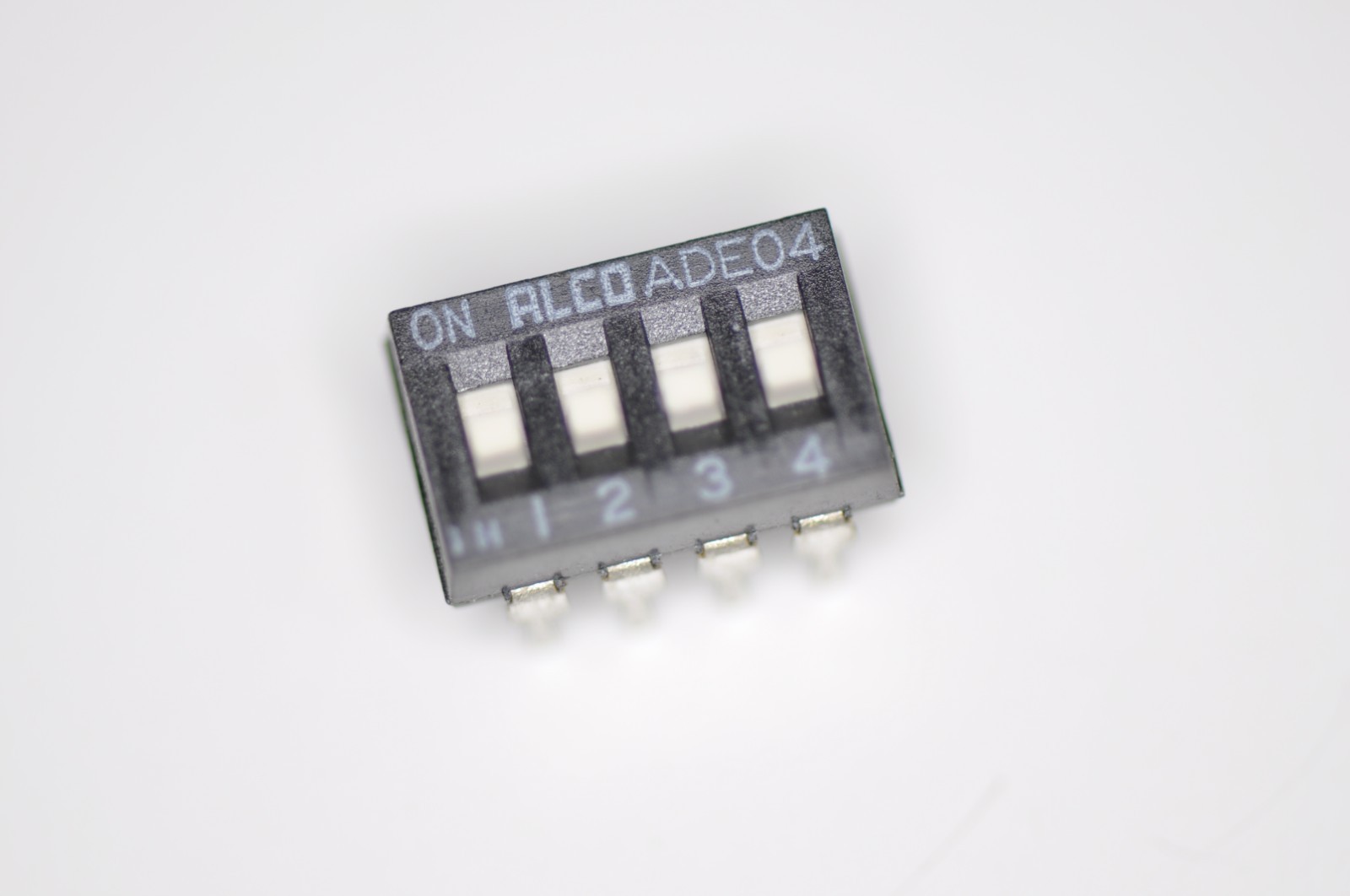 (142 pcs) TE Connectivity ADE0404 DIP Switch 4‑Position Extended Actuator – NOS