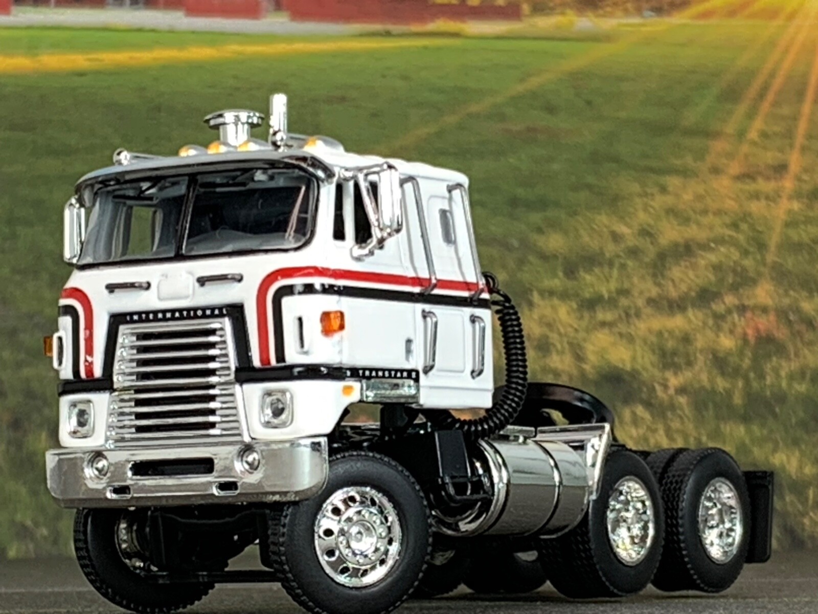 1/64 DCP WHITE/BLACK/RED INTERNATIONAL TRANSTAR COE