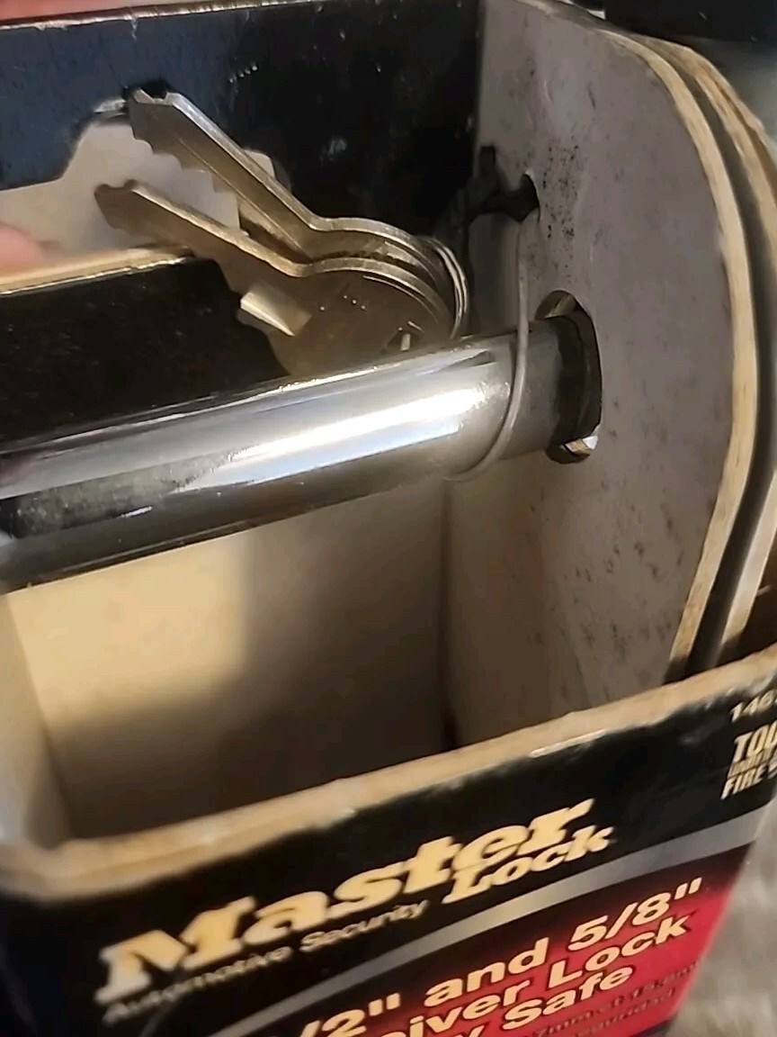 Master Lock 1467DAT RECEIVER LOCK AND KEY SAFE 5/8 Receiver Lock With Safe