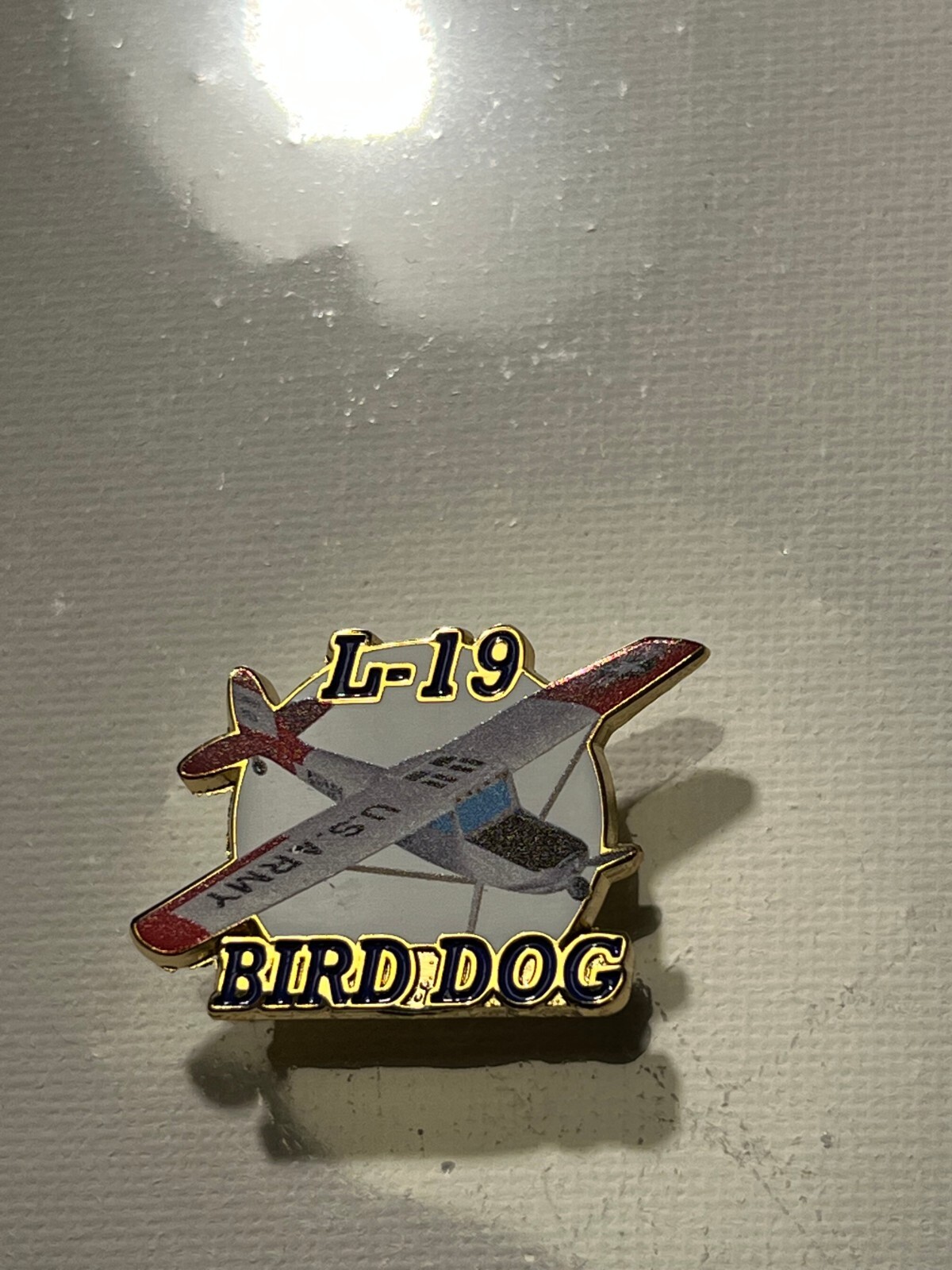 US ARMY L-19 BIRD DOG AIRCRAFT MILITARY HAT PIN (EE-P62759)