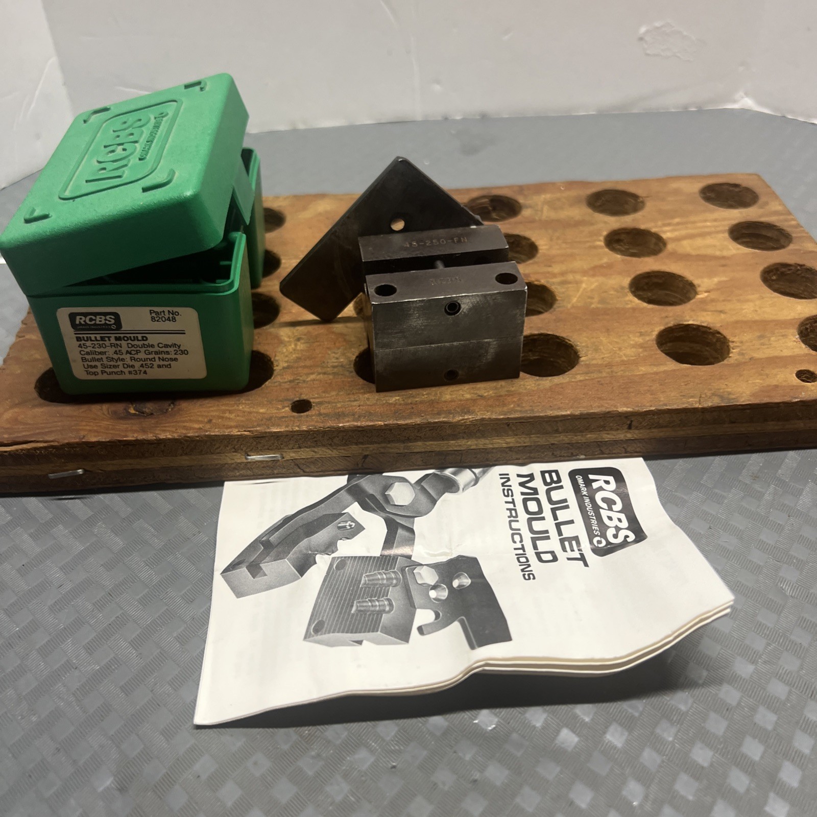 RCBS BULLET MOULD #82048 45 AUTO 230 GR . SWC ORIGINAL BOX & GUIDE