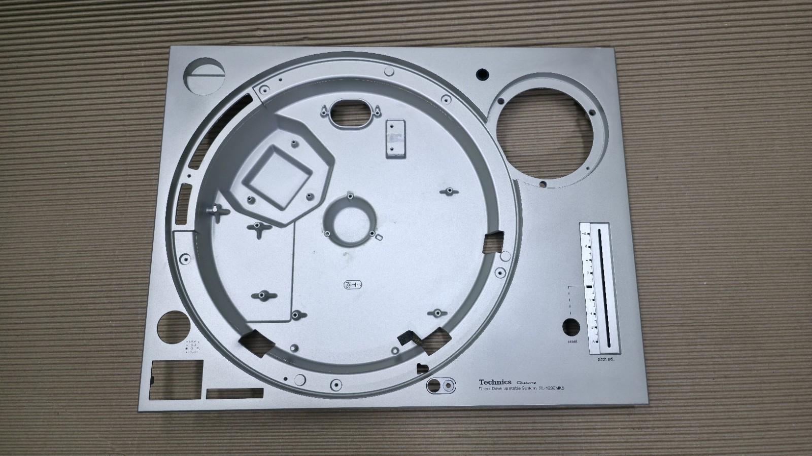 Technics sl1200 Mk5. Original Plinth/cabinet