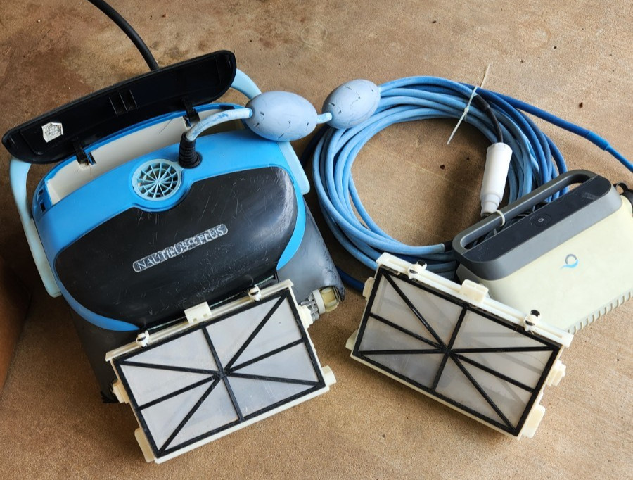 DOLPHIN NAUTILUS CC PLUS AUTOMATIC POOL VACUUM CLEANER . Needs work