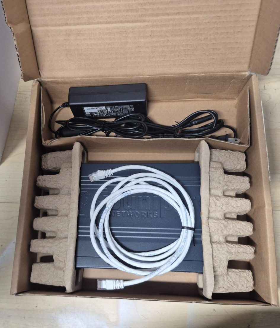 Juniper Networks SRX-100 Services Gateway Firewall SRX100H2 8-Port Open Box
