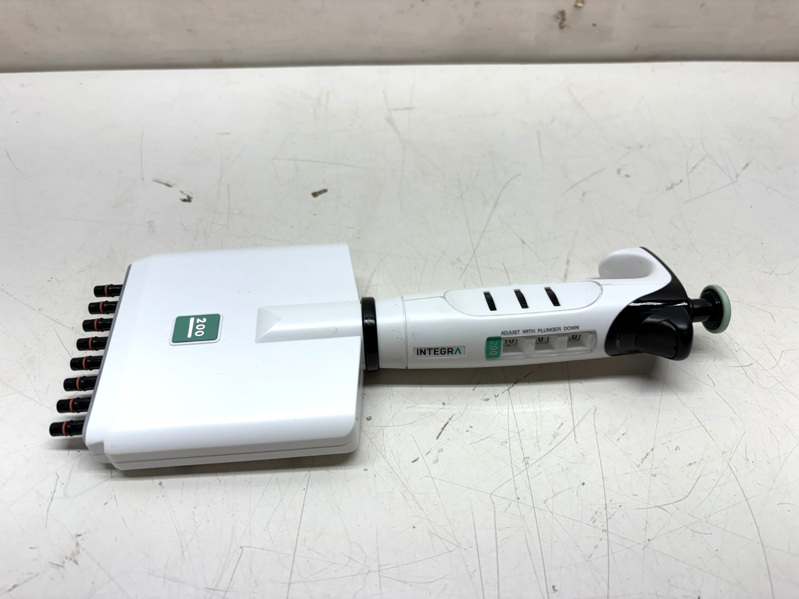 Integra Evolve 8-Channel 20-200µL Adjustable Multichannel Pipette