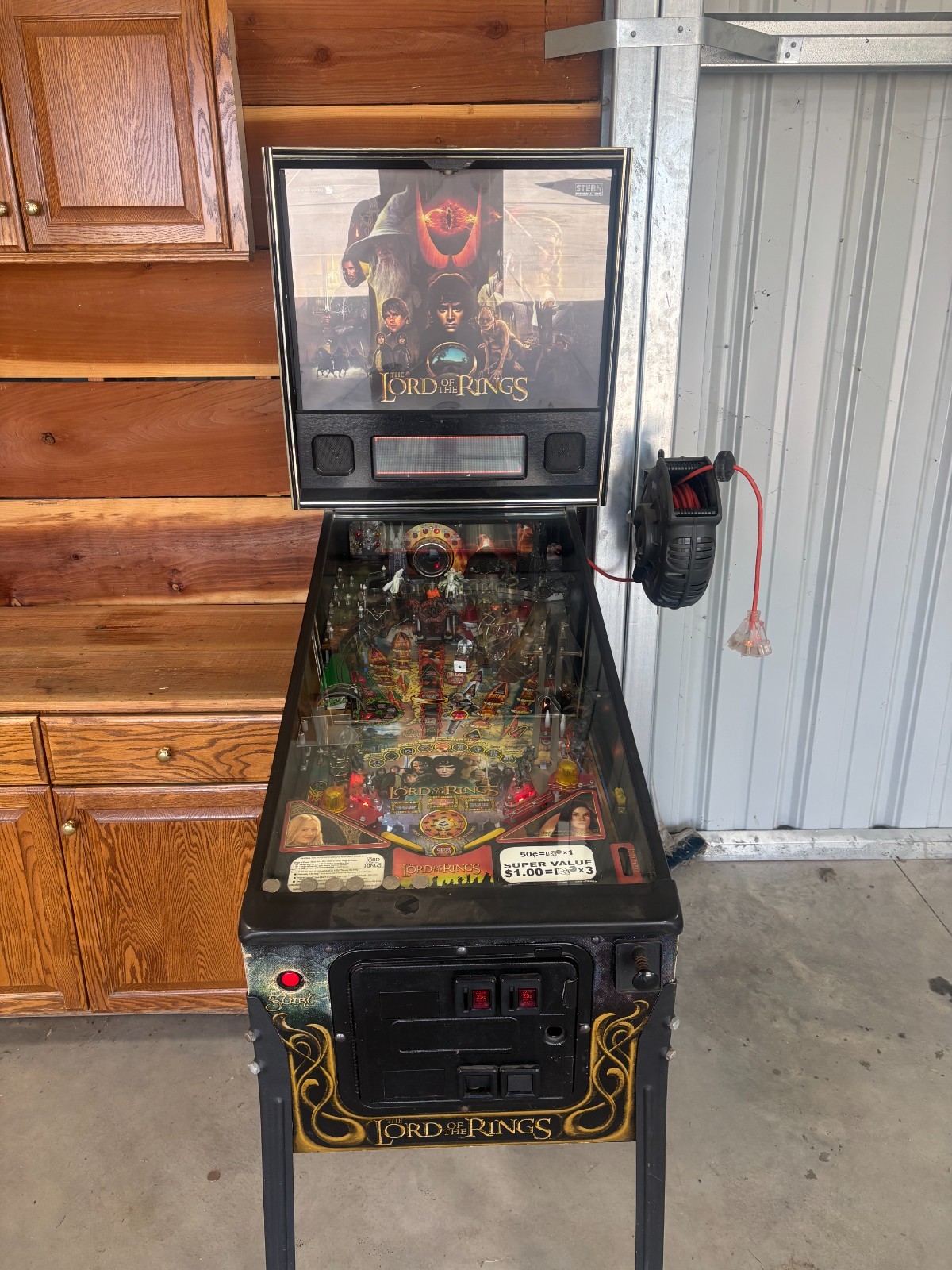 2003 STERN LORD OF THE RINGS PINBALL MACHINE