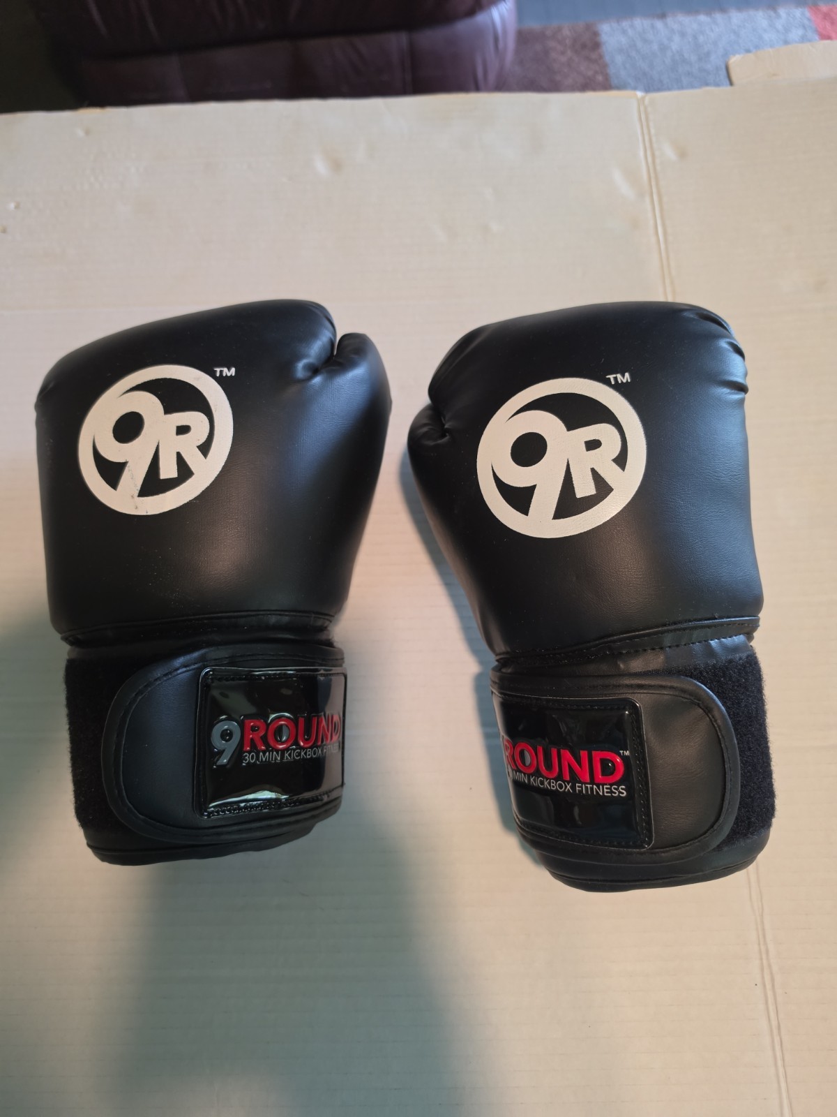 9Round 10 ounce Unisex Fitness Boxing Gloves Blk/White w/ knuckle padding (11)