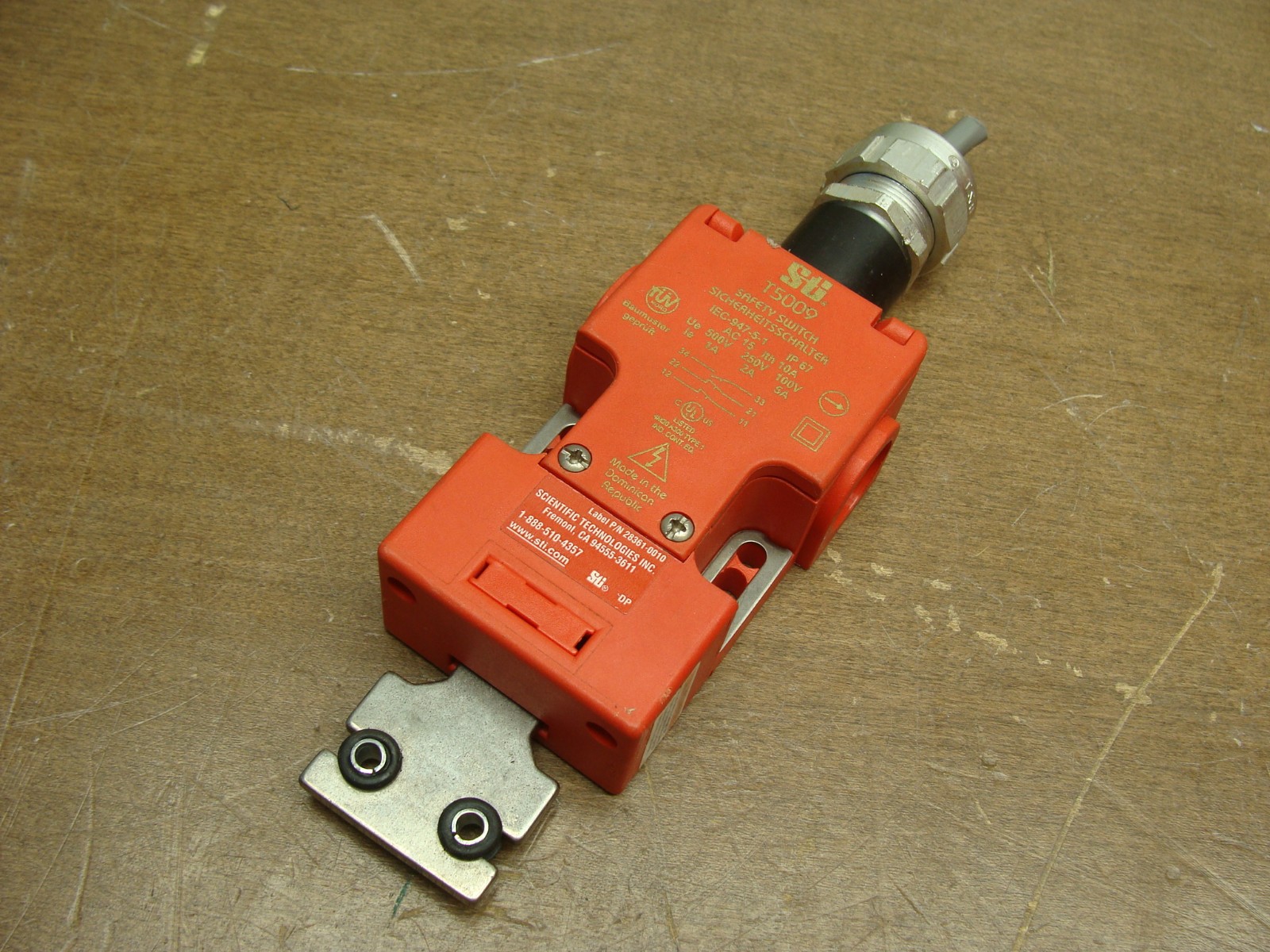 STI GUARDMASTER SAFETY INTERLOCK SWITCH T5009 44501-0110 W/KEY