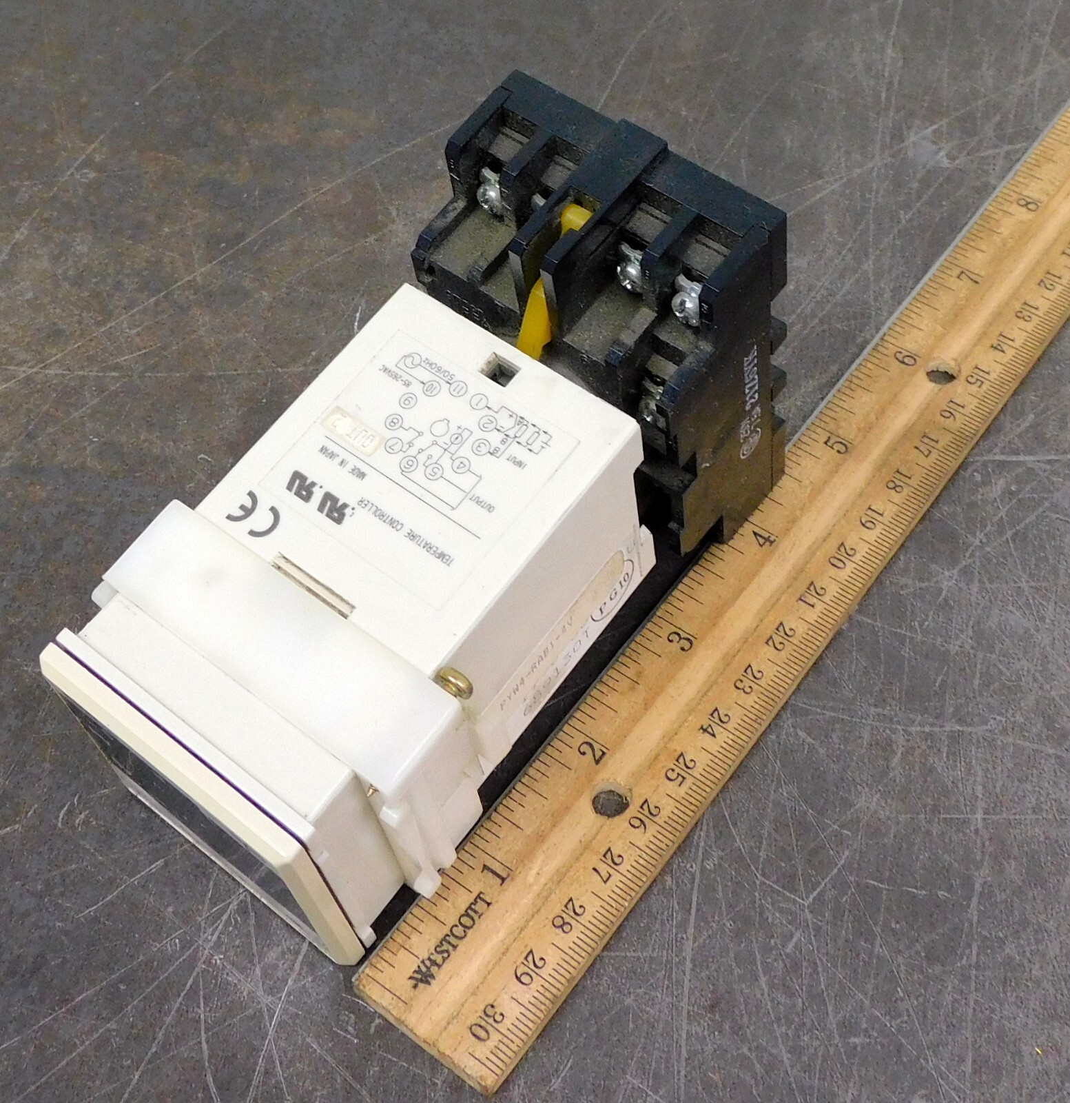 Fuji Electric PYW4-RAB1-4V A Temperature Controller 85-265V AC 50/60 Hz