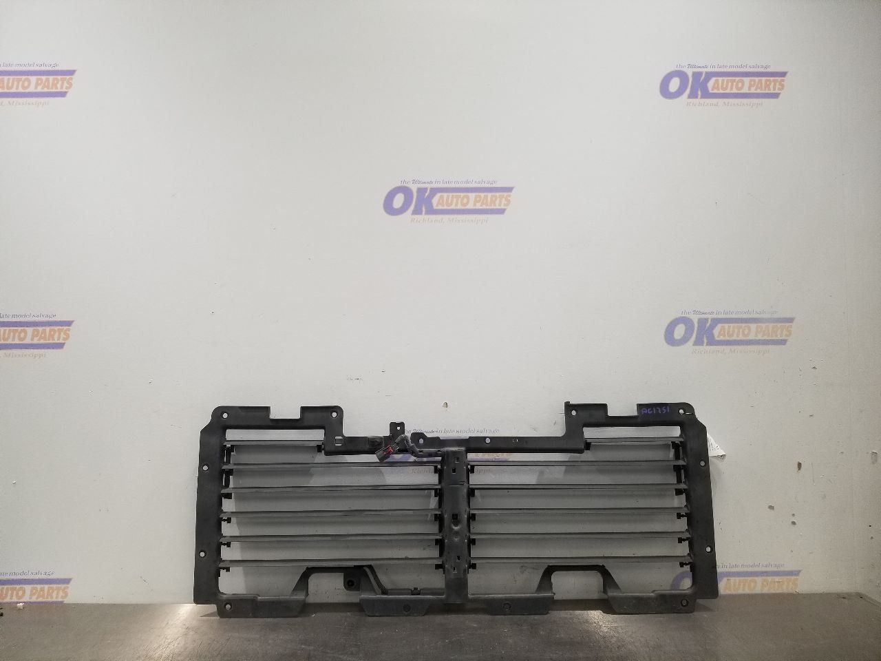 17 CADILLAC ESCALADE AIR SHUTTER 6.2L