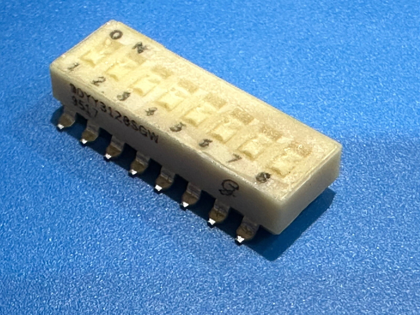 Lot of 100 DIP Switches Grayhill 8 Positions  SMT 90YY3128 SGWR New Old Stock