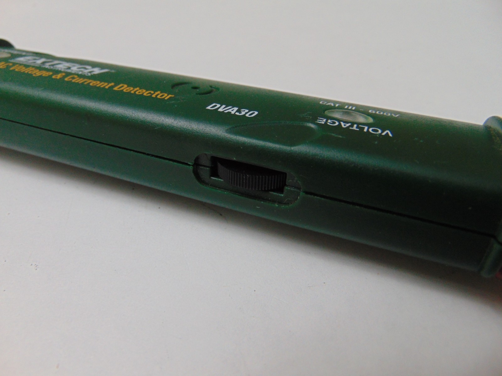 EXTECH Instruments AC Voltage & Current Detector DVA30 (12V-600V, 200mA-1000A)