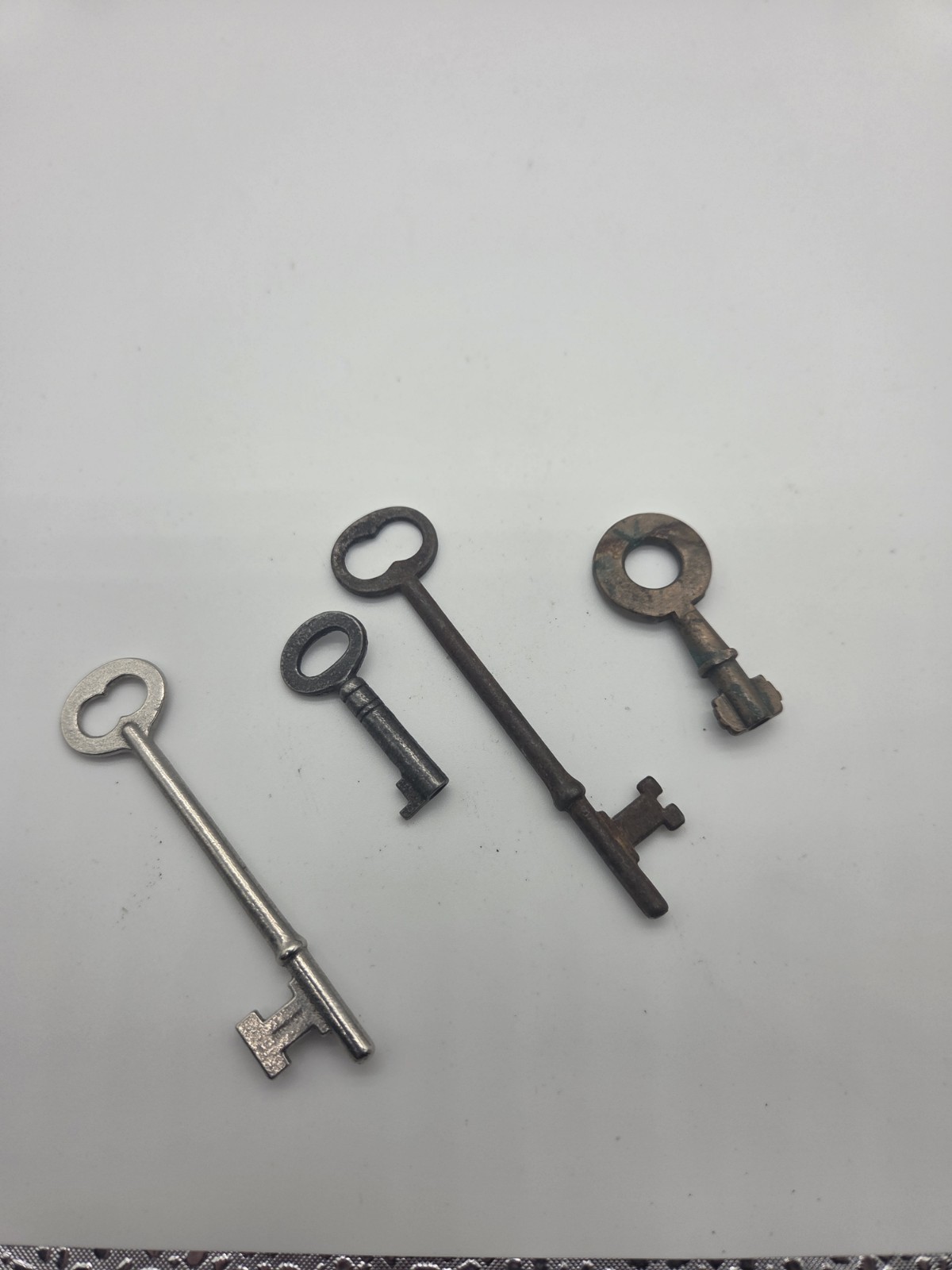 barrel skeleton key + 3 more keys. 4 key lot.