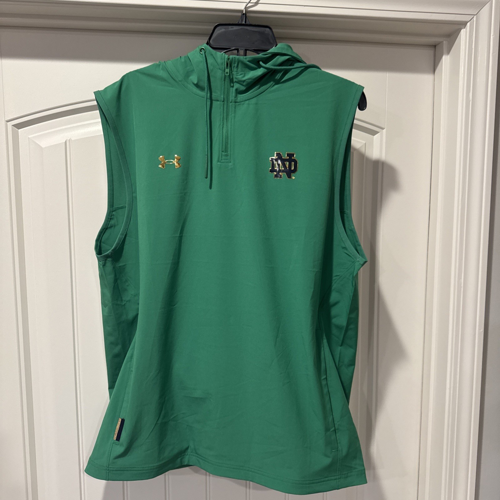 NWT TEAM NOTRE DAME PULLOVER Sleeveless HOODIE Large Metallic Logos Under Armour