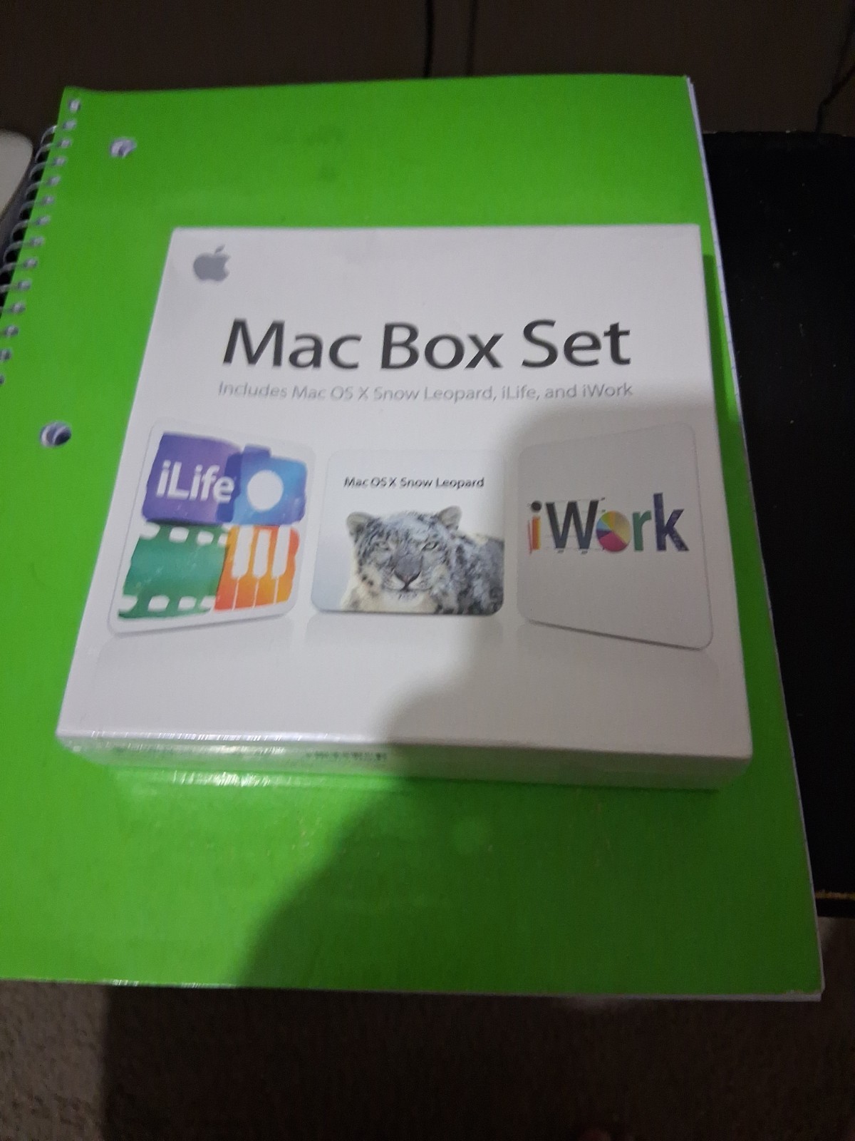 Apple Mac Box Set Includes Mac OS X Snow Leopard iLife 11 iWork 09 MC680Z/A