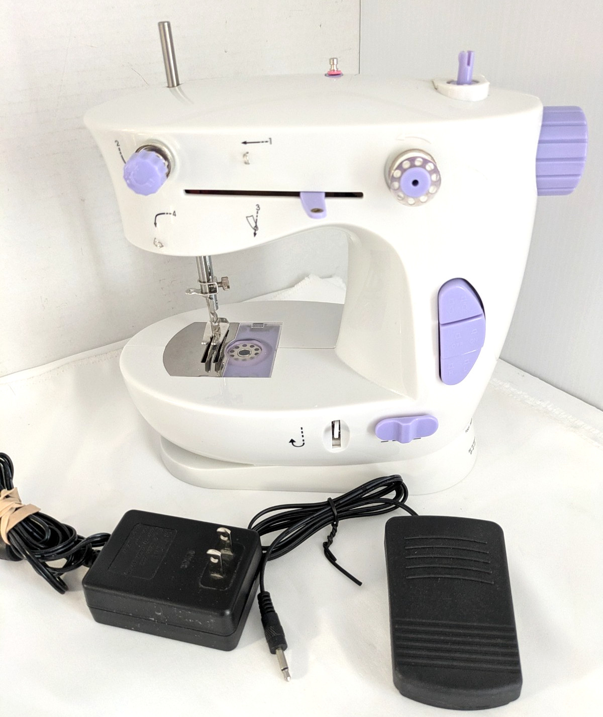 White Sew E-Z Model W338 Mini Sewing Machine with Accessories