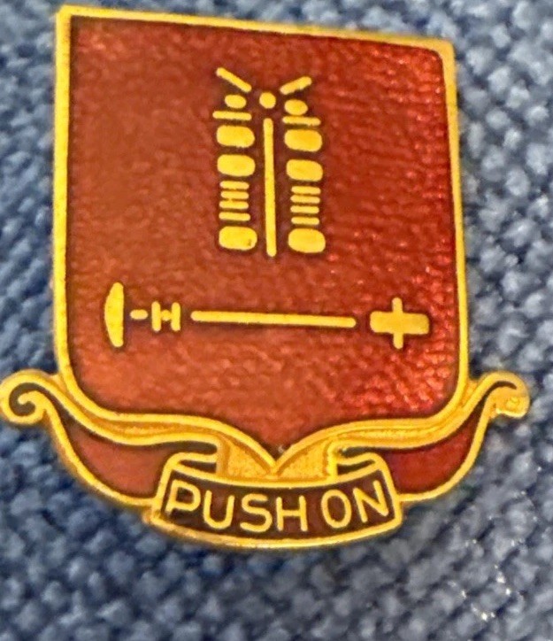 US ARMY 136th Field Artillery Bn. DUI, PIN D18