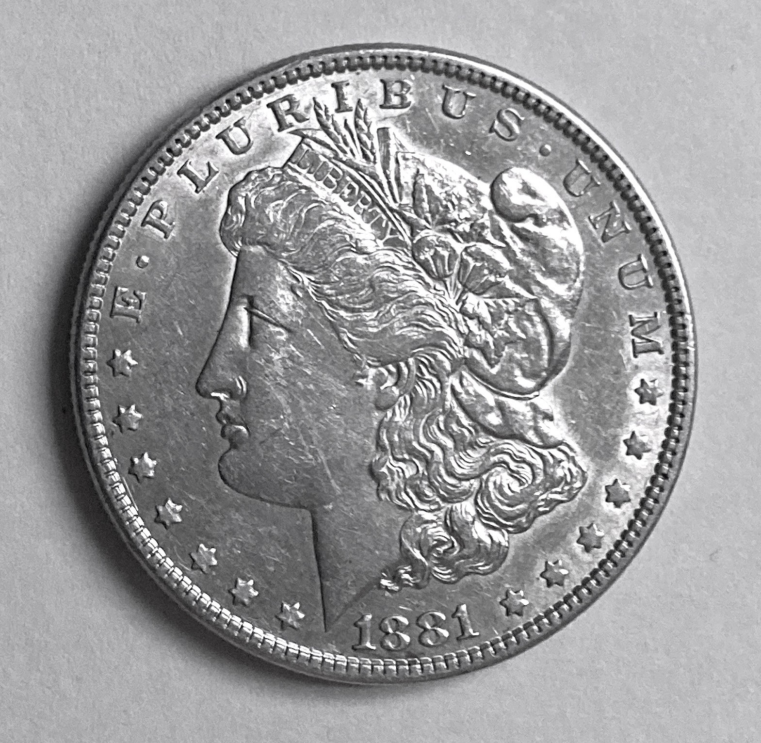 1881-P  MORGAN SILVER DOLLAR 90% SILVER $1 US COIN - FREE SHIPPING.   C01
