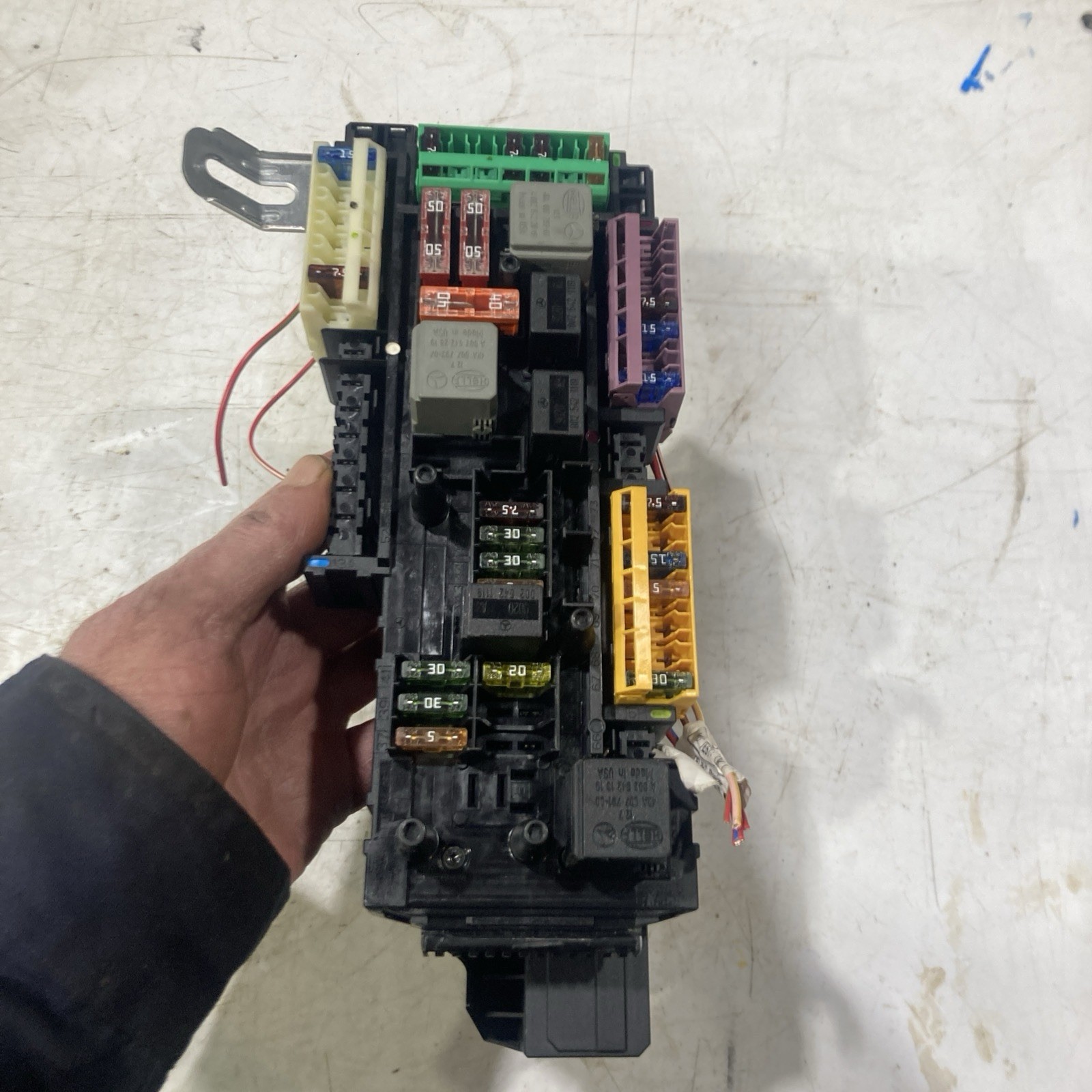 READ 2009-2016 Mercedes E-class  2129003702 5DK00962056 fuse box